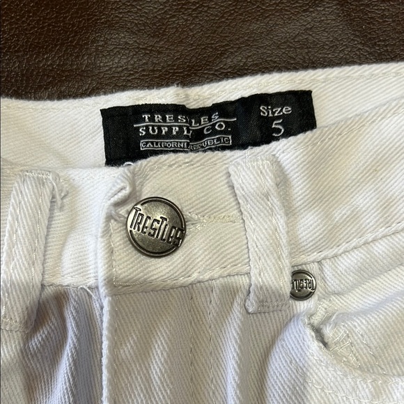 Trestyles Stylish White Distressed Kids Shorts. Size 5. - Picture 6 of 7